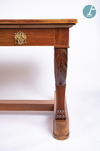 En provenance du siège de la Région Île-de-France Large desk in moulded and carved...