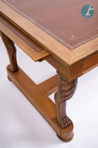 En provenance du siège de la Région Île-de-France Large desk in moulded and carved...