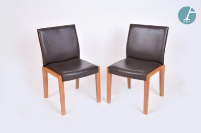 En provenance du siège de la Région Île-de-France Six chairs in natural wood. 

Black...