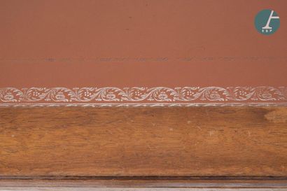 En provenance du siège de la Région Île-de-France Flat desk in natural wood. 

Brown...