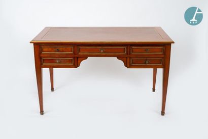 En provenance du siège de la Région Île-de-France Flat mahogany desk. 

Brown leather...