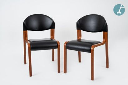 En provenance du siège de la Région Île-de-France Quatre chaises en simili cuir noir...