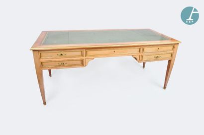 En provenance du siège de la Région Île-de-France Flat desk in natural wood (mahogany...