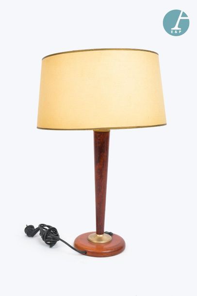 En provenance du siège de la Région Île-de-France Lamp, foot in natural wood, brass...