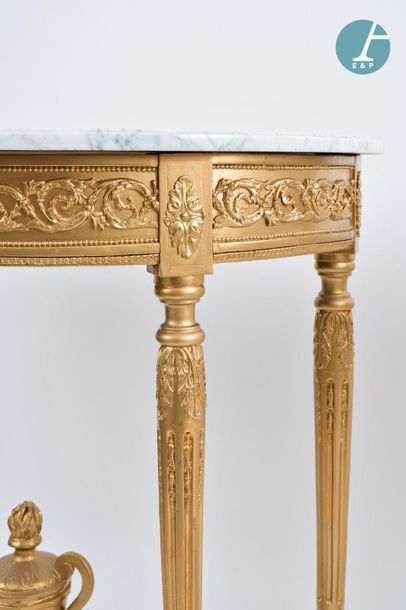 En provenance du siège de la Région Île-de-France Pair of molded, carved and gilded...