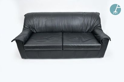 En provenance du siège de la Région Île-de-France Two comfortable black leather armchairs.
Height...