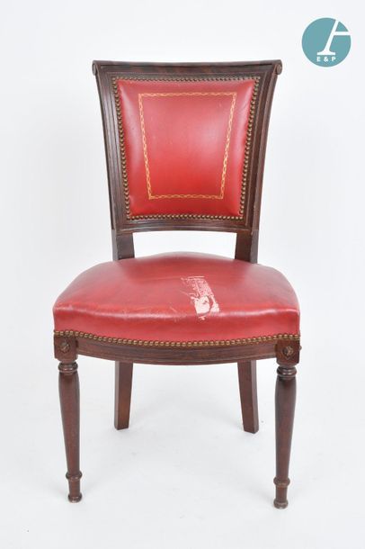 En provenance du siège de la Région Île-de-France Mahogany chair. Red leather seat,...