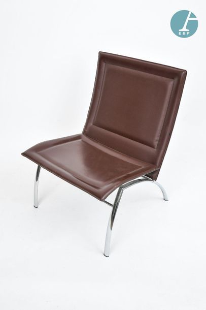 En provenance du siège de la Région Île-de-France Two brown leatherette armchairs...