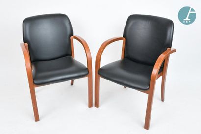 En provenance du siège de la Région Île-de-France Six chaises (deux modèles différents)...