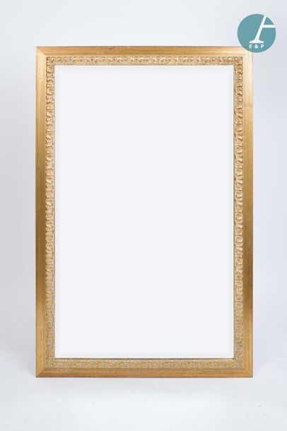 En provenance du siège de la Région Île-de-France Large gilded wooden mirror. 

Height:...
