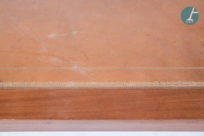 En provenance du siège de la Région Île-de-France Natural wood table.

Brown leather...