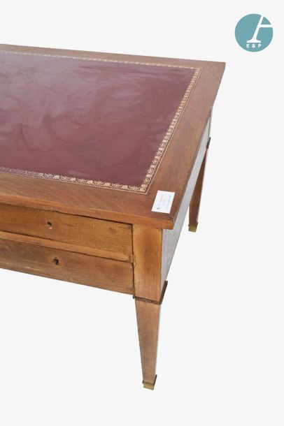 En provenance du siège de la Région Île-de-France Natural wood desk, red leather...