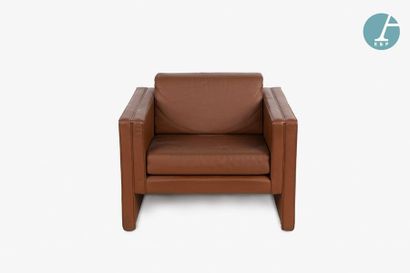 En provenance du siège de la Région Île-de-France Brown imitation leather Club armchair....