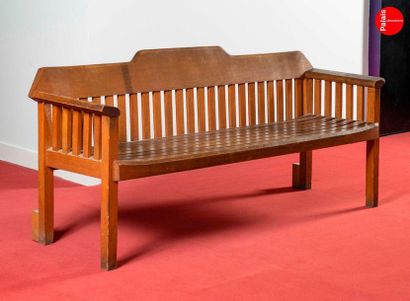 En provenance du Palais de la Découverte Three benches in natural wood, with backrest
Made...