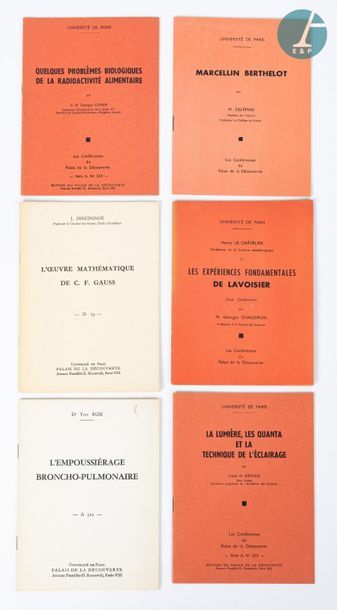 En provenance du Palais de la Découverte Lot of more than 470 booklets from the conference...