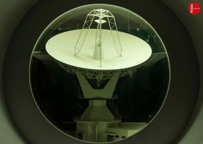 En provenance du Palais de la Découverte Model of a telescope or radio telescope...