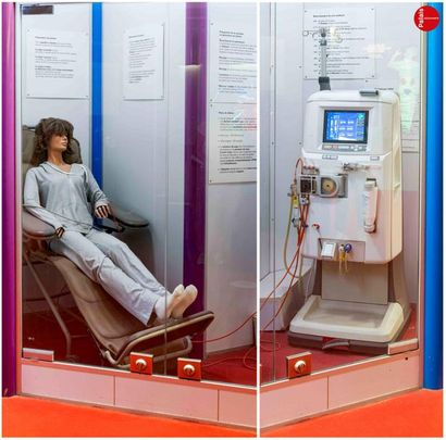 En provenance du Palais de la Découverte Set of medical equipment including an MRI...