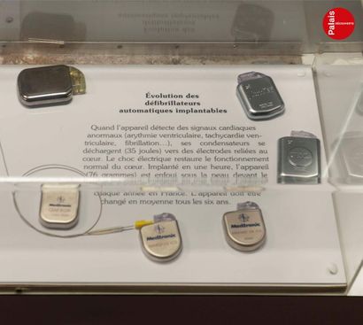 En provenance du Palais de la Découverte Set of five defibrillators to show the evolution...