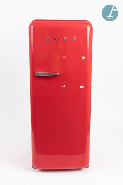 En provenance de l'ancien siège de la banque LAZARD SMEG, un réfrigérateur de couleur...