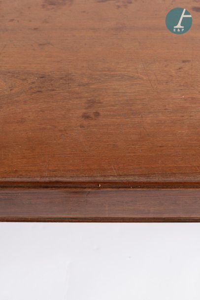 En provenance de l'ancien siège de la banque LAZARD Natural wood desk.
H: 75cm -...