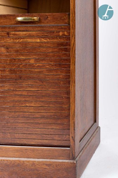 En provenance de l'ancien siège de la banque LAZARD Storage cabinet in natural wood,...