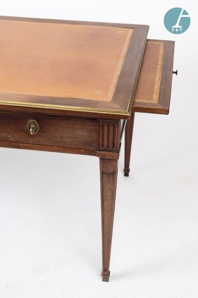 En provenance de l'ancien siège de la banque LAZARD Flat mahogany desk opening by...