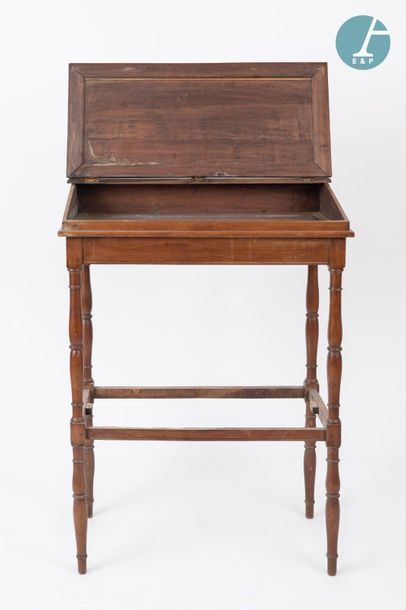 En provenance de l'ancien siège de la banque LAZARD Writing case in walnut, the tray...