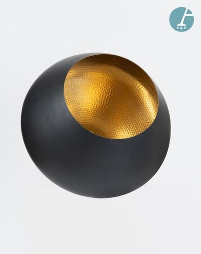 En provenance de l'ancien siège de la banque LAZARD TOM DIXON, un important luminaire...