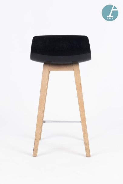 En provenance de l'ancien siège de la banque LAZARD ARRO, 4 barstools, black plastic...