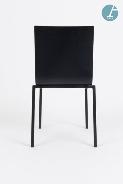 En provenance de l'ancien siège de la banque LAZARD ARRO, 5 black chairs.
H: 84cm,...