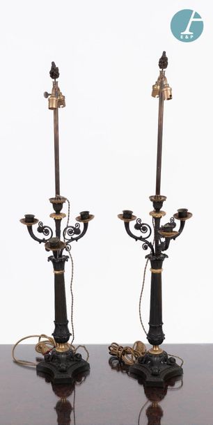 En provenance de l'ancien siège de la banque LAZARD Pair of four-light candelabra...