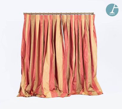 En provenance de l'ancien siège de la banque LAZARD Four pairs of lined silk curtains...