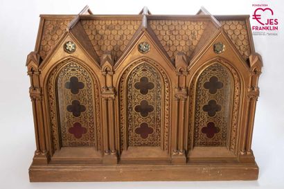 Reliquaire en bois doré Objet liturgique appartenant au Collège Saint-Louis de Gonzague.

H...