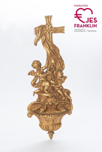 Bénitier orné d'une croix en bronze doré Objet liturgique appartenant au Collège...