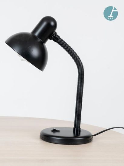 En provenance du siège d'un groupe industriel international A black desk lamp.

Height:...