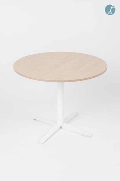 En provenance du siège d'un groupe industriel international DYNAMOBEL Deux tables...