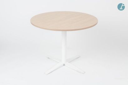 En provenance du siège d'un groupe industriel international DYNAMOBEL Deux tables...