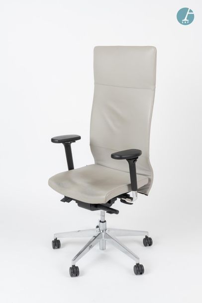 En provenance du siège d'un groupe industriel international Ergonomic office chair...