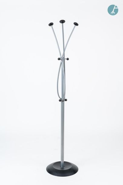 En provenance du siège d'un groupe industriel international Metal coat rack.



Height:...