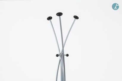 En provenance du siège d'un groupe industriel international Metal coat rack.



Height:...