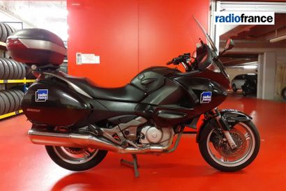En provenance de Radio France Black Honda Deauville 700. Sold with its trunk and...
