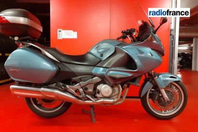 En provenance de Radio France Honda Deauville 700 blue-green. Sold with its trunk.
Registered...