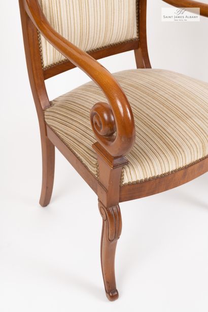 En provenance de l'Hôtel Saint James Albany Paire de fauteuils en bois naturel, recouvert...