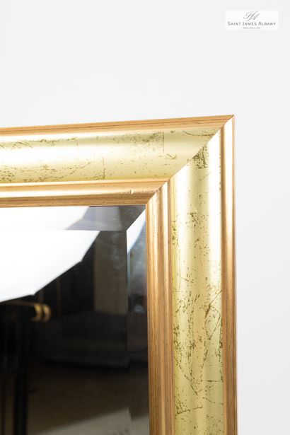 En provenance de l'Hôtel Saint James Albany Paire de miroirs encadrement bois doré...