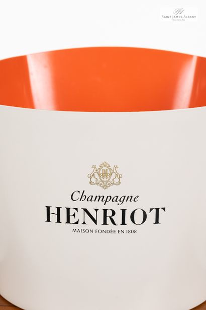 En provenance de l'Hôtel Saint James Albany Lot de seaux à champagne - 7 seaux HENRIOT...