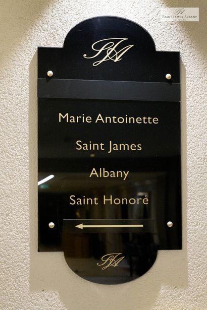 En provenance de l'Hôtel Saint James Albany Plaque en plexiglas à fond noir et doré...