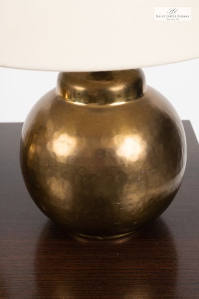 En provenance de l'Hôtel Saint James Albany Paire de lampes pied boule en métal doré....