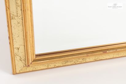 En provenance de l'Hôtel Saint James Albany Deux miroirs, encadrement en bois doré,...