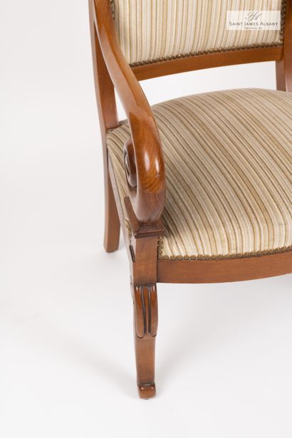 En provenance de l'Hôtel Saint James Albany Paire de fauteuils en bois naturel, recouvert...