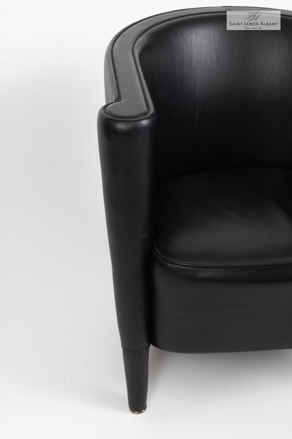 En provenance de l'Hôtel Saint James Albany Un fauteuil en cuir noir. H : 69 cm-...